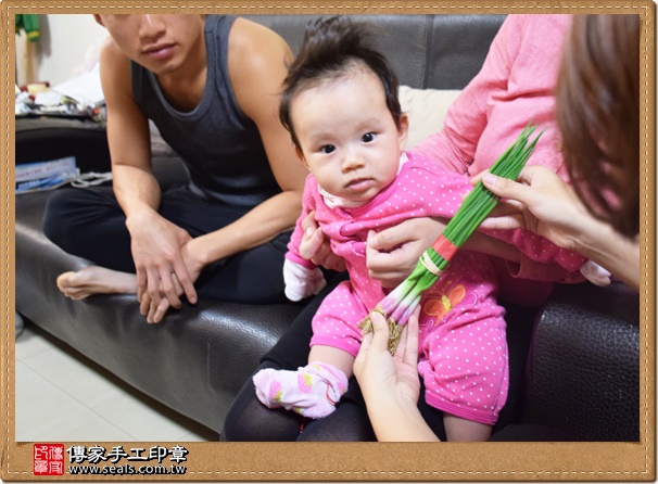 剃胎毛、滿月剃頭、嬰兒剃頭、嬰兒理髮、嬰兒剃髮、嬰兒剃胎毛、嬰兒滿月剃頭、寶寶剃頭、剃胎毛儀式、剃胎毛吉祥話、滿月剃頭儀式、滿月剃頭吉祥話、寶寶剃胎毛、寶寶滿月剃頭理髮、 台中大肚區剃胎毛、台中大肚區滿月剃頭、 台中大肚區嬰兒剃頭剃胎毛、台中大肚區嬰兒理髮、台中大肚區嬰兒剃髮、施寶寶(台中大肚區到府嬰兒寶寶滿月剃頭理髮、免費到府嬰兒剃胎毛儀式吉祥話)。到府剃頭剃胎毛主持、專業拍照、DVD光碟、證書。★購買「臍帶章、肚臍章、胎毛筆刷印章」贈送：剃頭、收涎、抓周，三選一。2015.12.24 照片8
